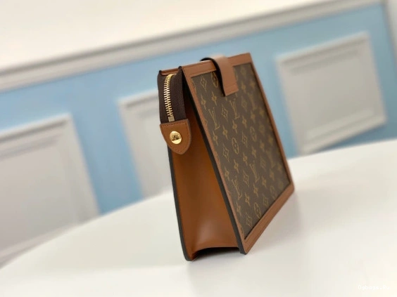 VUITTON LOUIS CHANELUTCH 0108